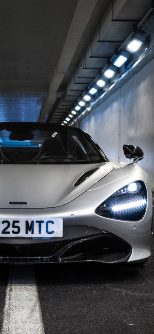 सुरंग में सफेद मैकलारेन 720S कार फोन — गैलेक्सी S26 अल्ट्रा वॉलपेपर