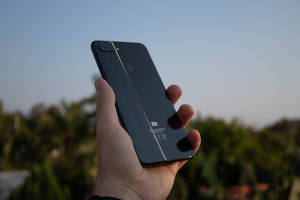 हाथ में Xiaomi स्मार्टफोन